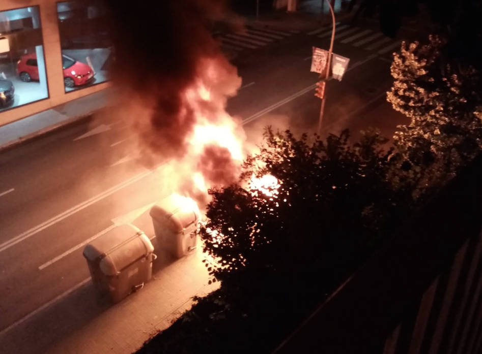 Crema de contenidors a l'avinguda de Rius i Taulet. FOTO: Cedida