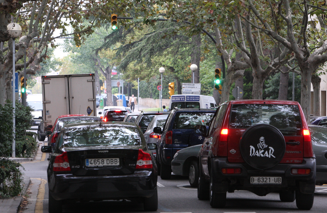 Els vehicles són una de les principals fonts de contaminació FOTO: Lluís Llebot