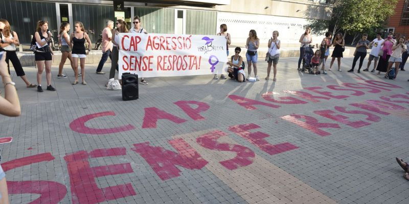 S'ha dibuixat a terra la frase "Cap agressió sense resposta" FOTO: Bernat Millet
