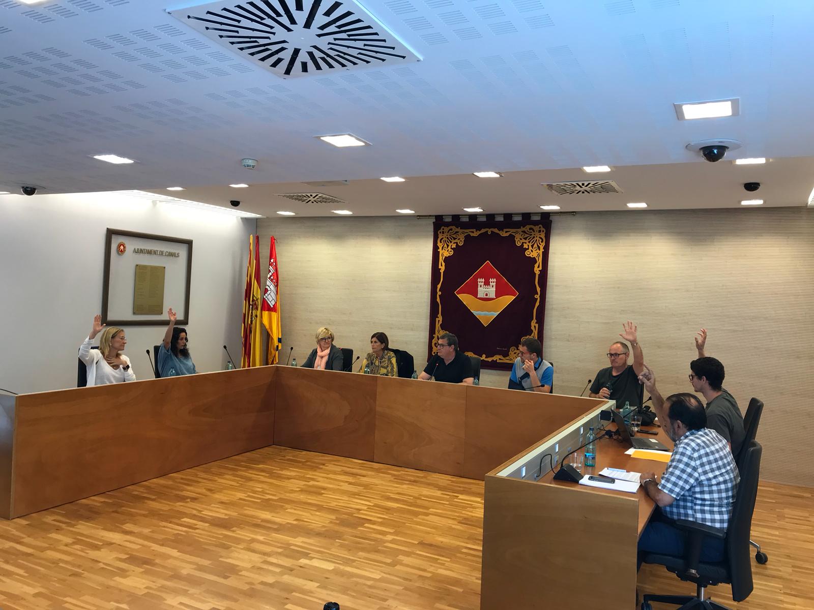 Moment de la votació de les retribucions als càrrecs electes de l'EMD de Valldoreix. FOTO: TOT Sant Cugat