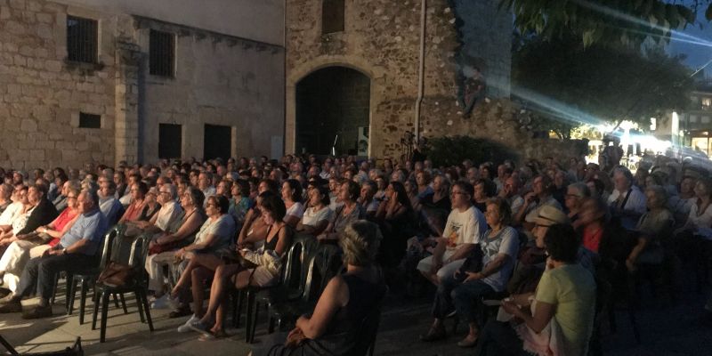 Unes 400 persones van omplir la Plaça de l'Om per veure les Lectures a la Fresca. FOTO: L. Grau