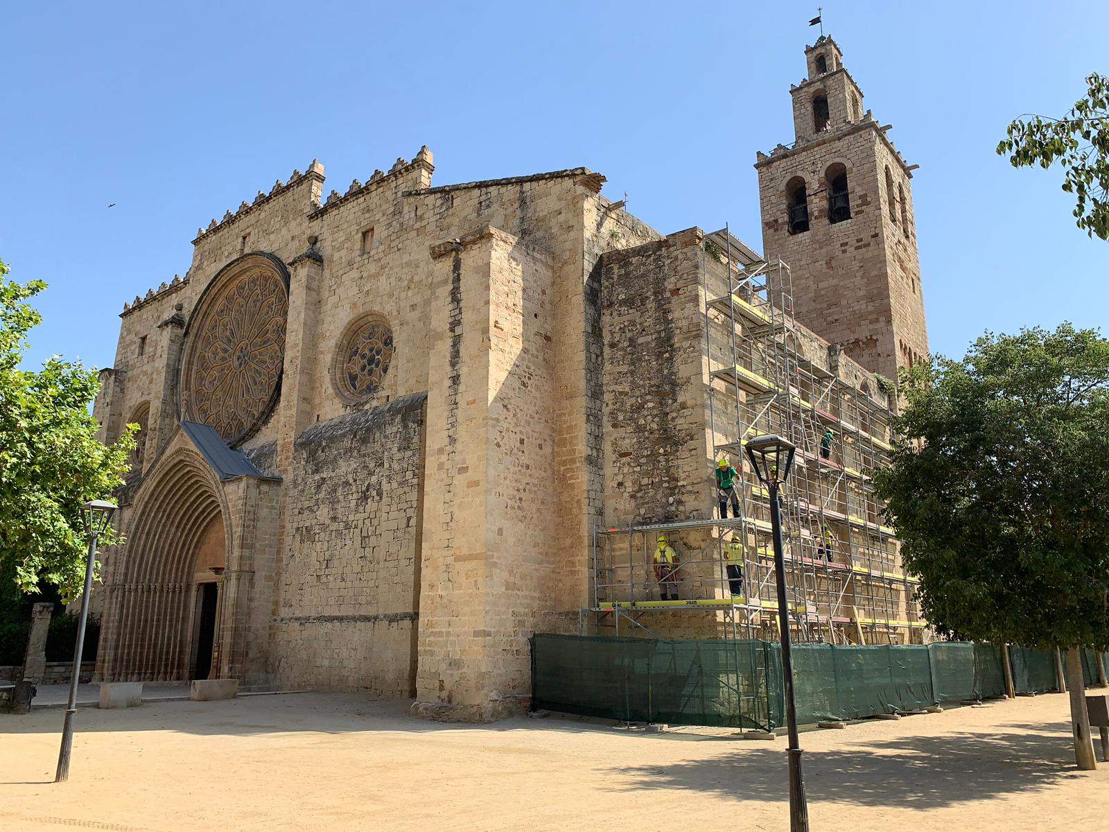 La façana sud de l'església del Monestir de Sant Cugat, en obres FOTO: Cedida