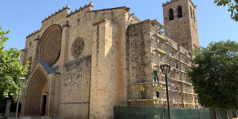 La façana sud de l'església del Monestir de Sant Cugat, en obres FOTO: Cedida