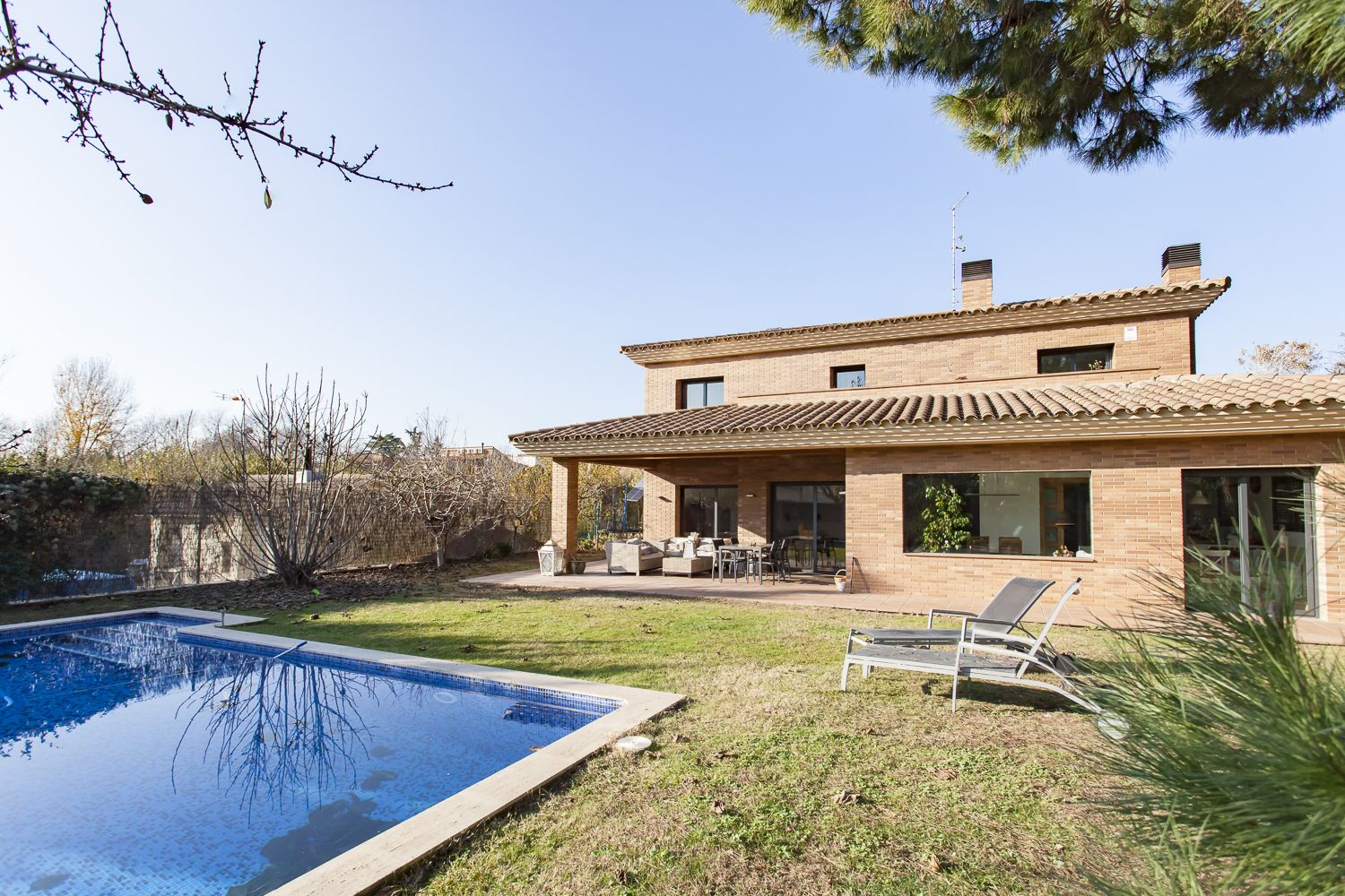 La casa queda enmig d'un bonic jardí amb piscina FOTO: Cedida