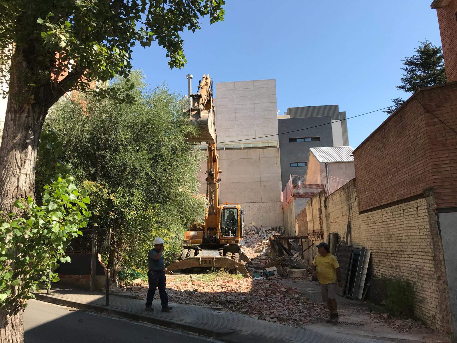 Els obrers treballen en l'enderroc de la casa al carrer del Torrent de la bomba. FOTO: TOT Sant Cugat