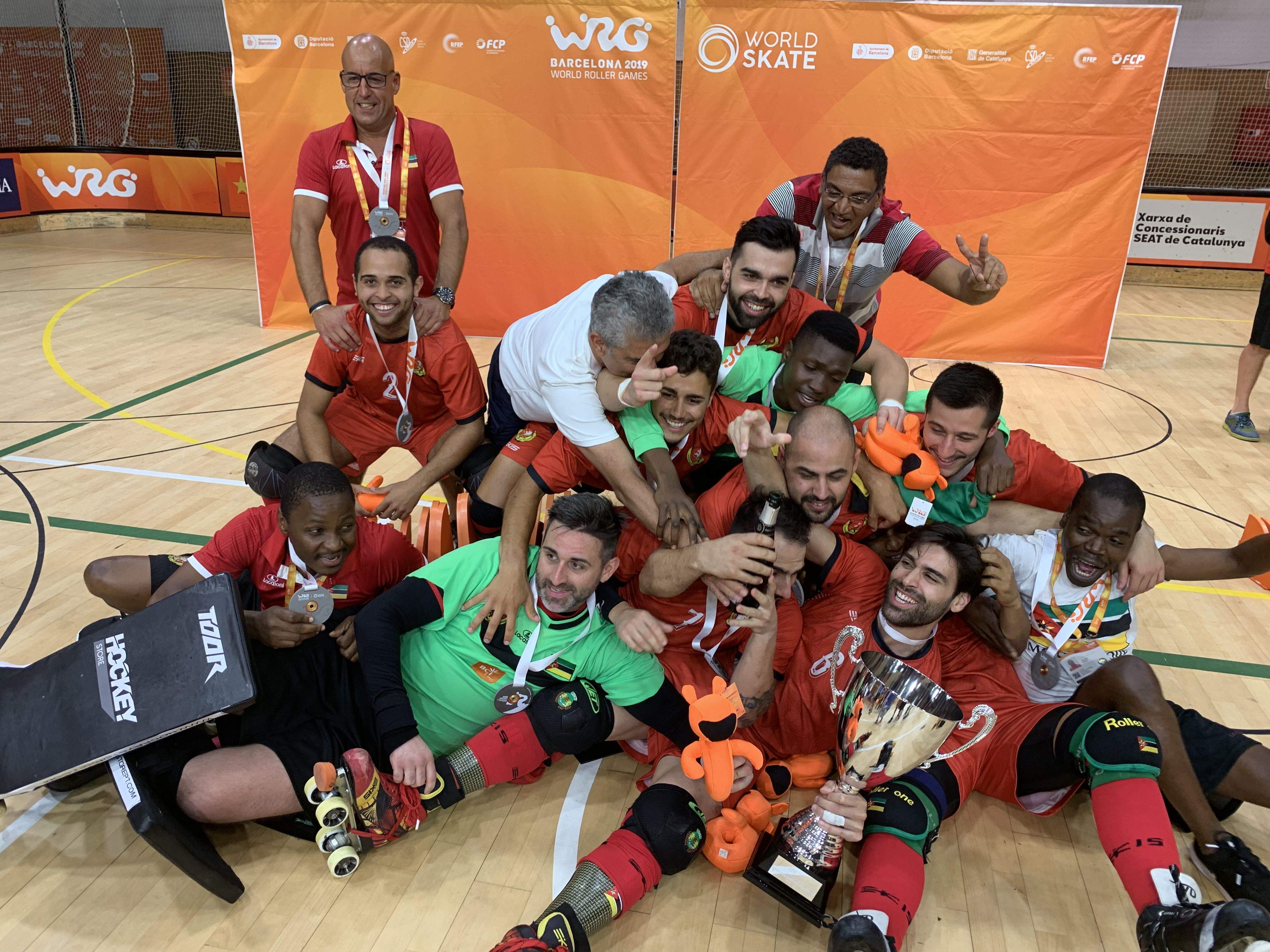 La selecció absoluta masculina de Moçambique celebrant al Pavelló 3 el títol de campió del Món B d'hoquei sobre patins. FOTO: Àlex López Puig