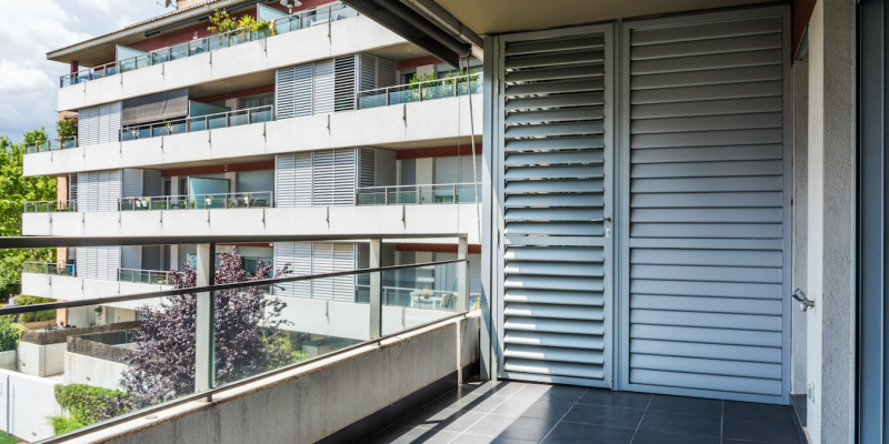 La terrassa té unes vistes sobre la piscina i la zona comunitària FOTO: Cedida