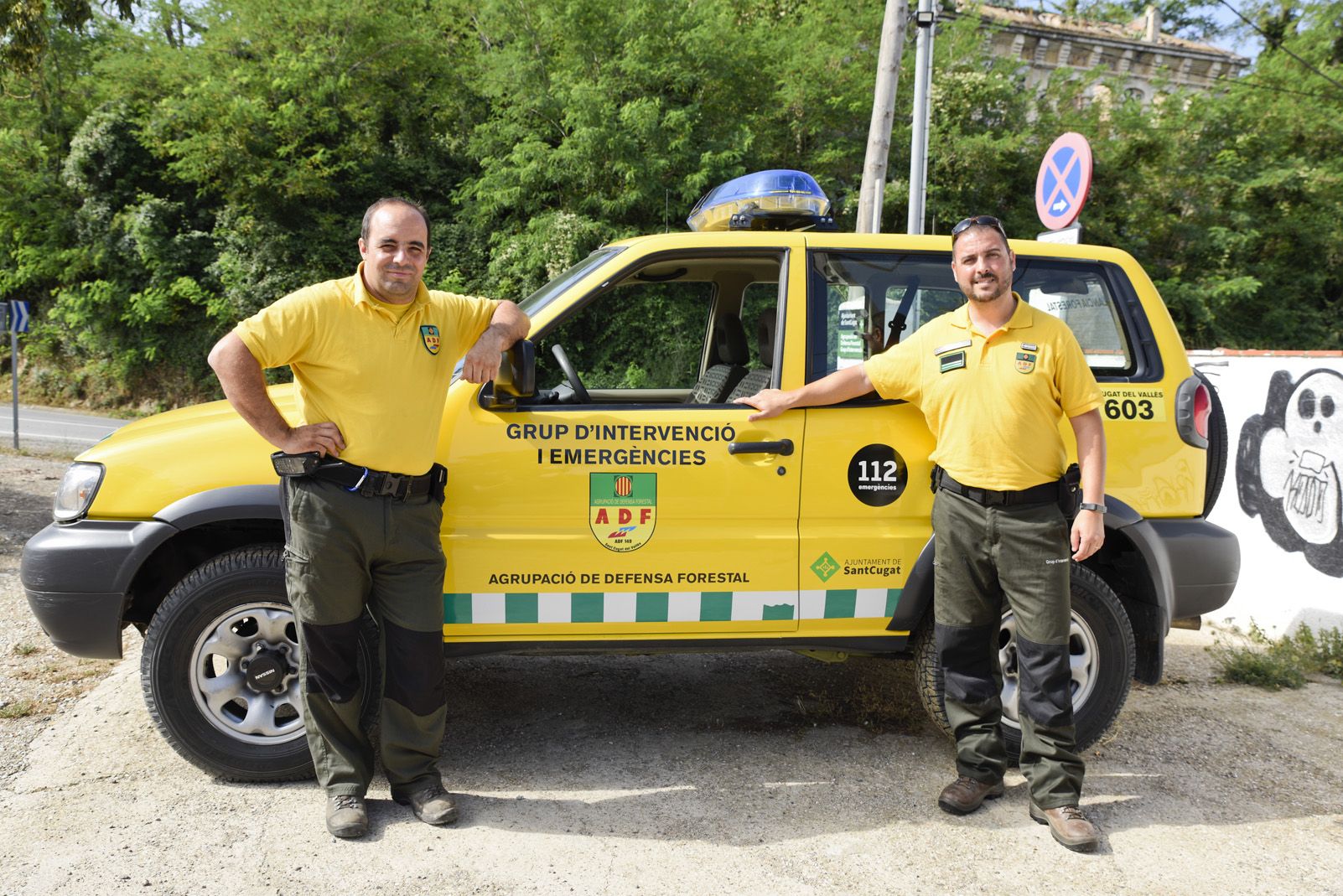 Garcia i Ferreira al costat d'un dels vehicles dels ADF. FOTO: Bernat Millet