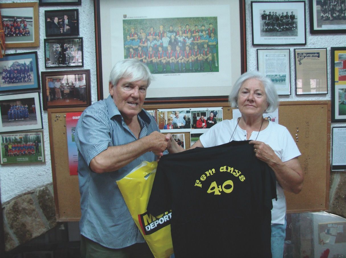 Josep Maria Félez, president de la Penya Blaugrana, amb Carmen Tortajada, guanyadora del premi del soci. FOTO: Cedida