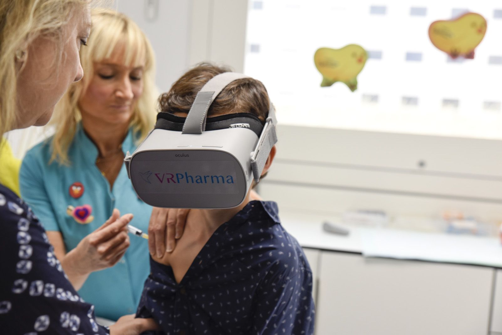 El nou sistema de realitat virtual s'aplica a vacunacions pediàtriques. FOTO: Bernat Millet