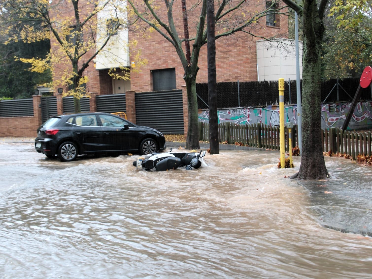 Afectacions al carrer de Granada per la pluja. FOTO: Salvador Miralles