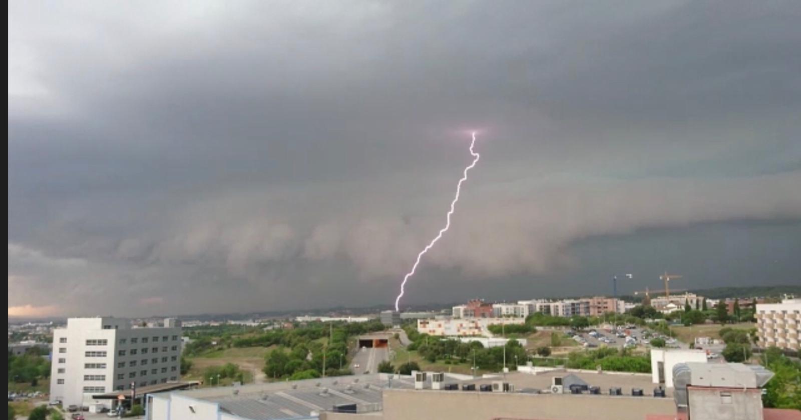 Un llamp durant la tempesta a Sant Cugat. Foto: Veronica Vall.