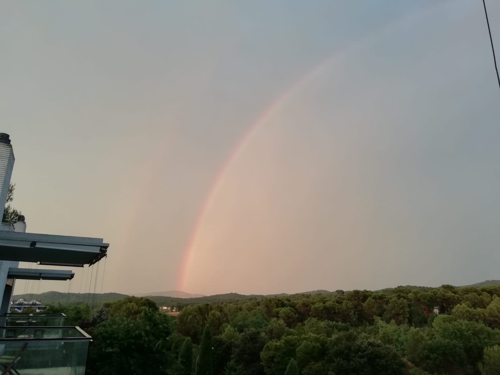 L'arc de Sant Marti durant la tempesta. Foto: Cedida.