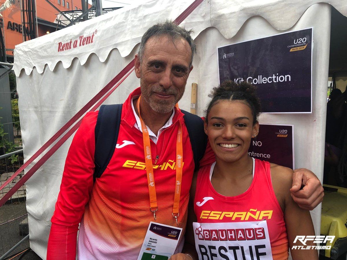 Jaël Bestué posa amb el seu entrenador, Ricardo Dieguez. FOTO: twitter de la RFEA.