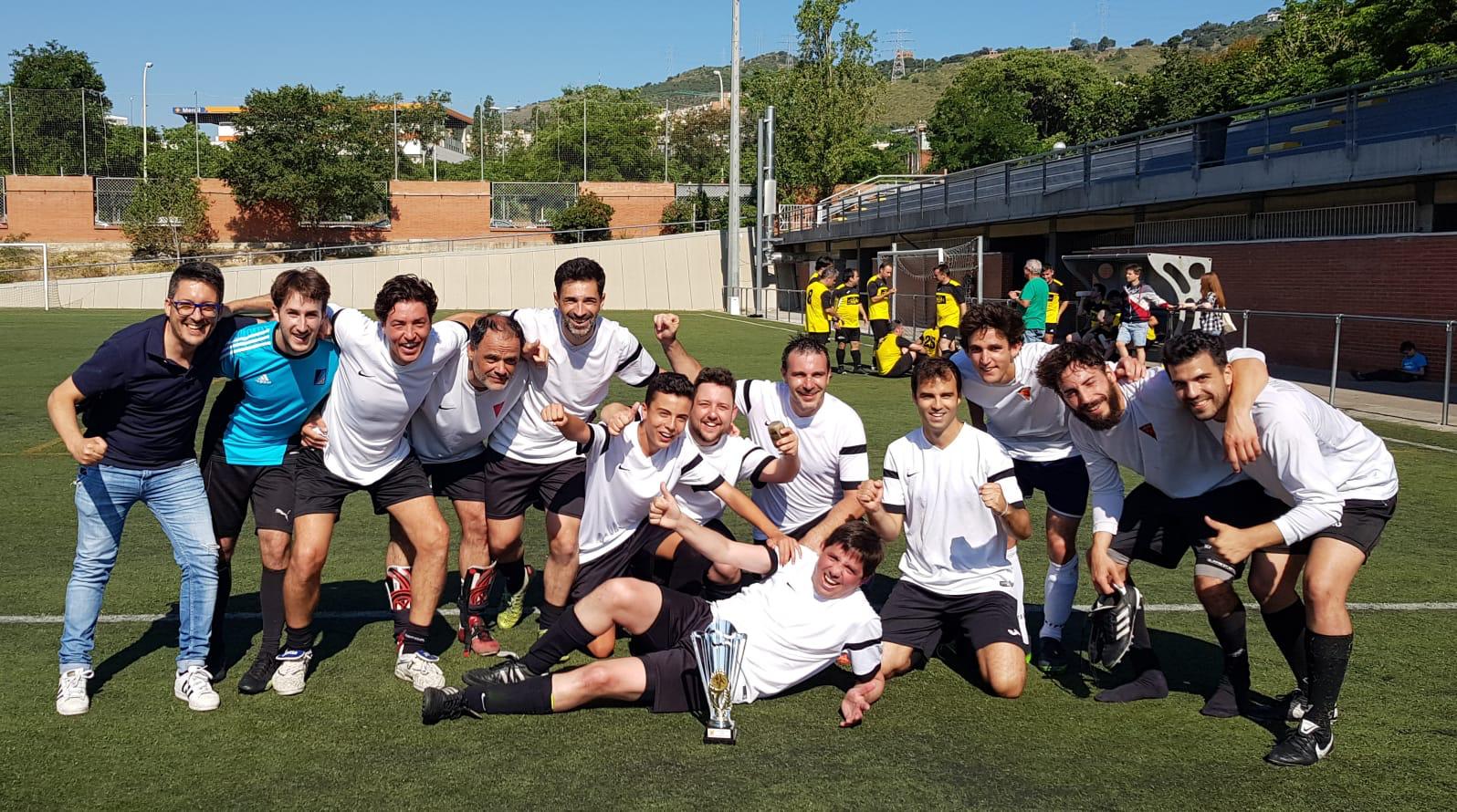 Els veterans del Mira-sol FC celebrant la victòria a la Copa ACDEA. FOTO: cedida.