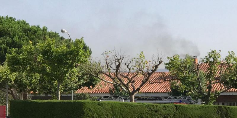Incendi, encara actiu, aquest matí a l'escola La Vall. FOTO: Cedida