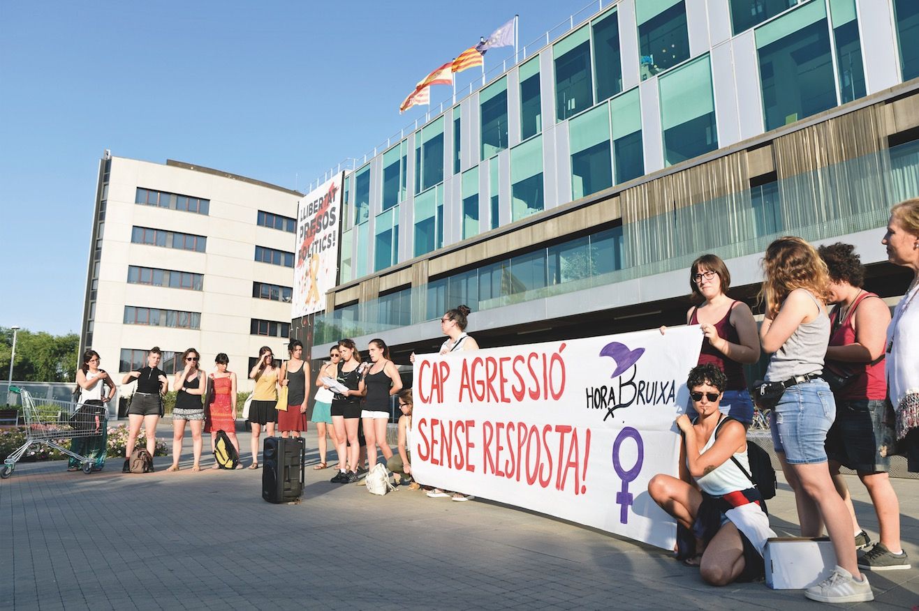 Concentració contra les agressions masclistes a la plaça de la Vila. FOTO: Bernat Millet