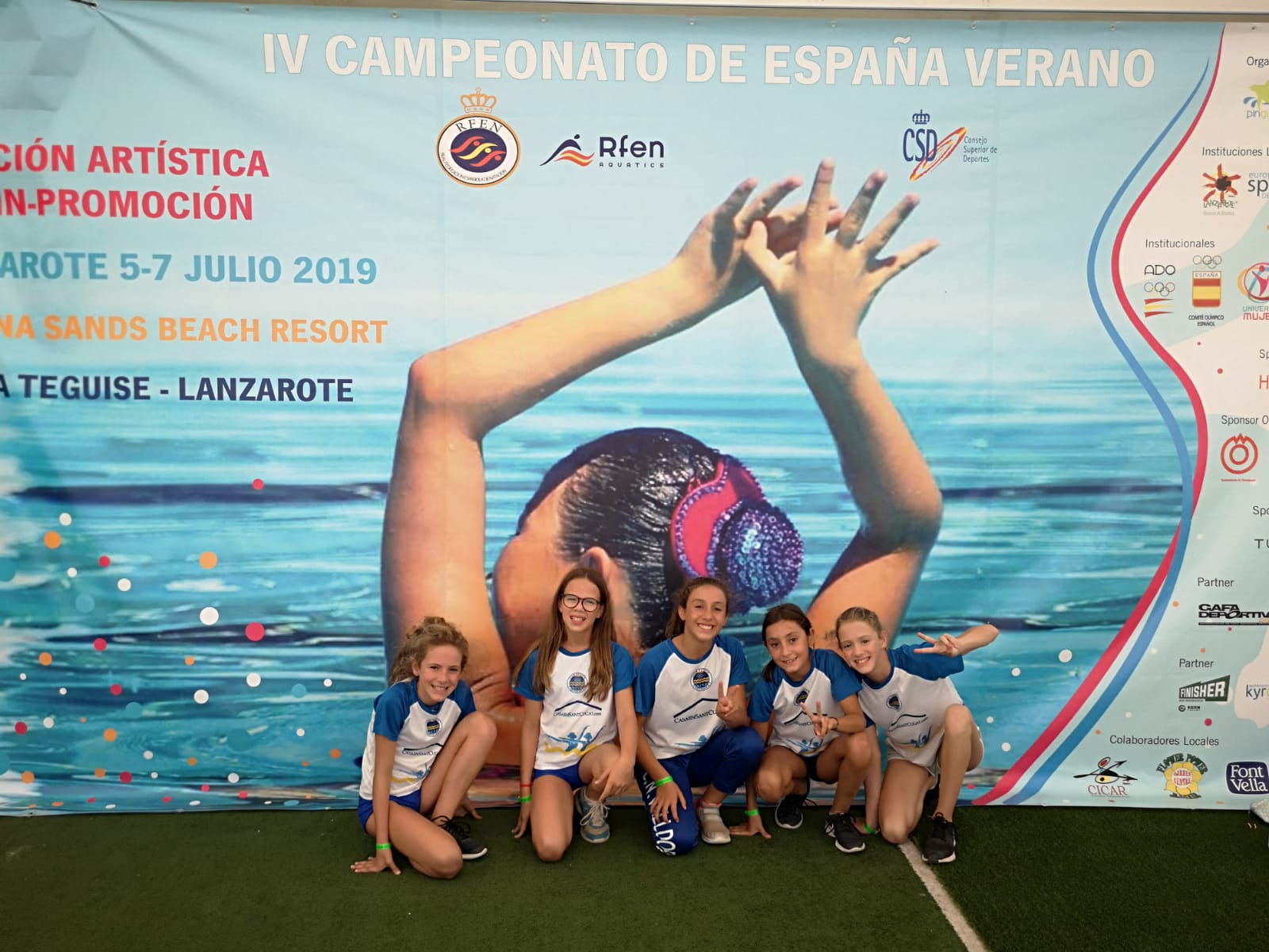 L'equip, format per les 5 nedadores, després del campionat. FOTO: cedida.