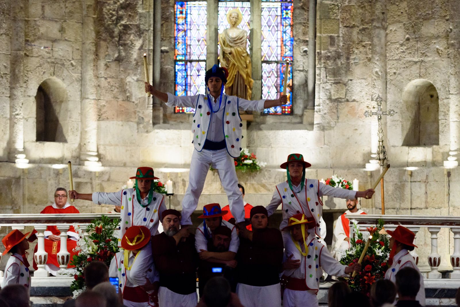 Homenatge a Sant Cugat al Monestir amb la pregària al màrtil i la moixiganga a càrrec de l'esbart dansaire Som Riu d'Or de Sant Fruitós del Bages. Foto: Miguel López Mallach