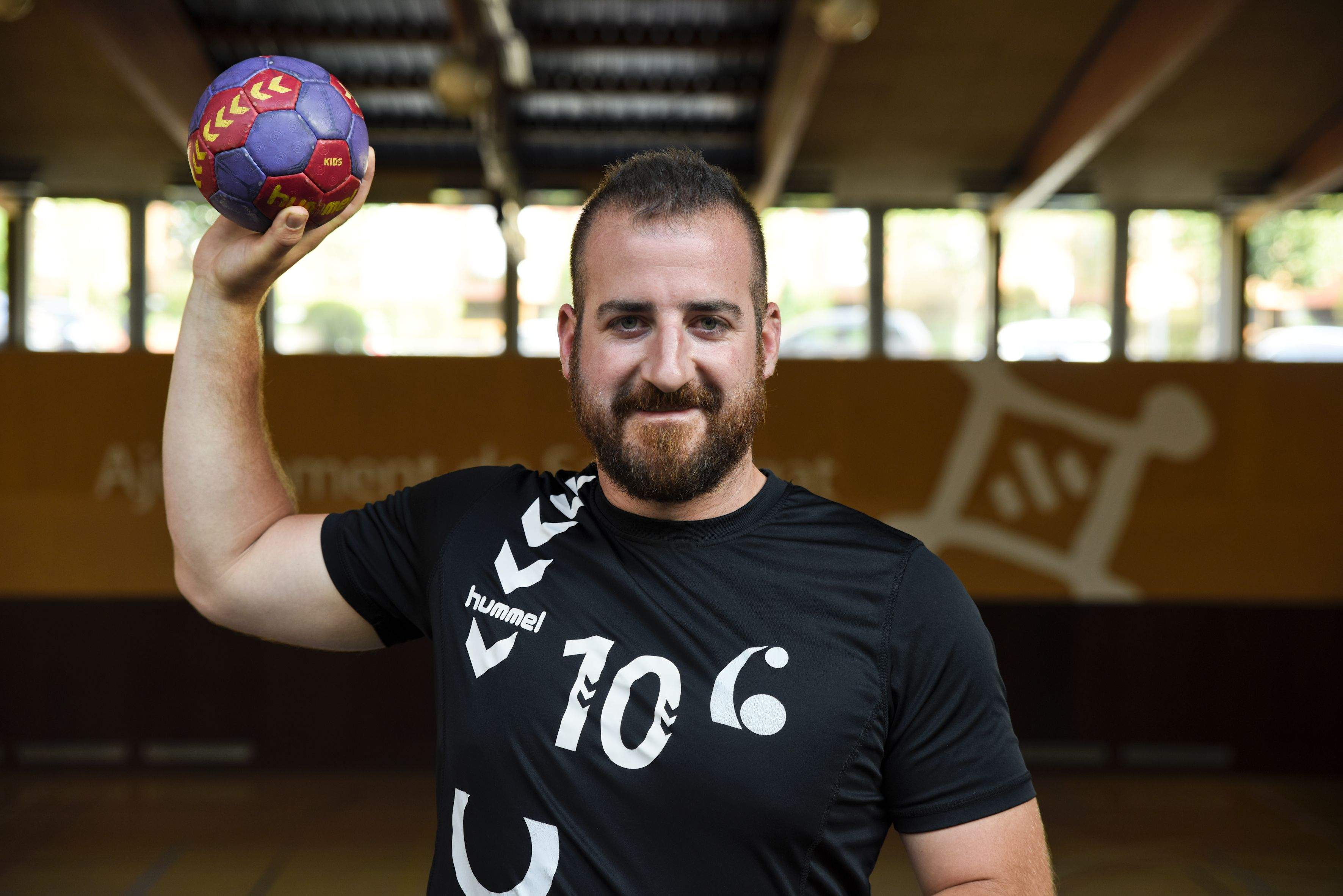 Gerard March, amb la samarreta del Club Handbol Sant Cugat, al Pavelló 3 de la ZEM Rambla del Celler. FOTO: Bernat Millet