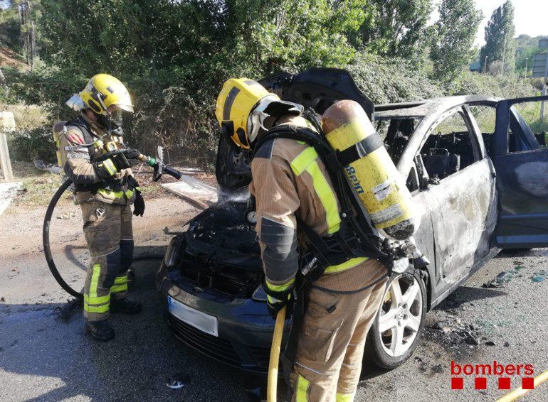 Cotxe cremat a Sant Cugat. FOTO.: Arxiu