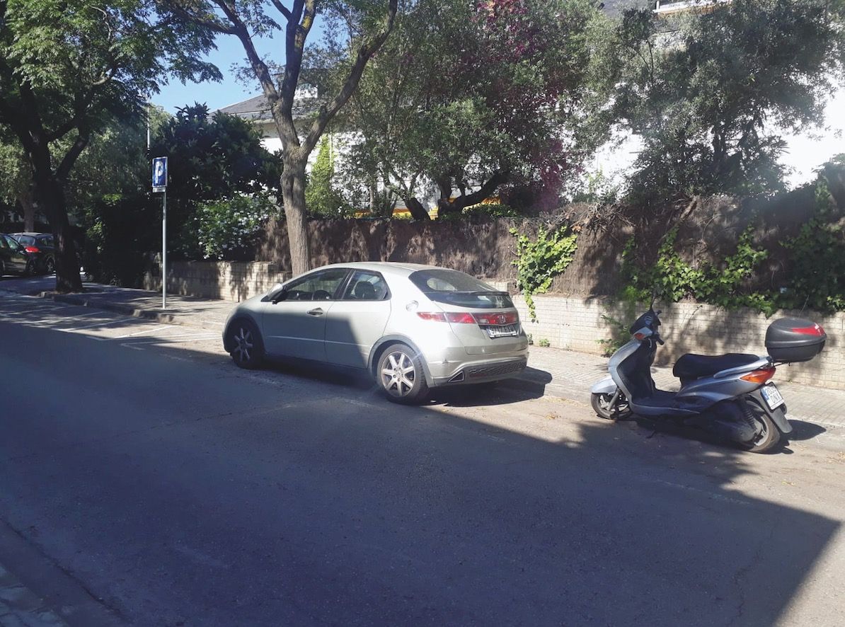 Estacionament irrespectuós d'una moto al carrer de la Plana. FOTO: Rosa Maria Juan Nebot