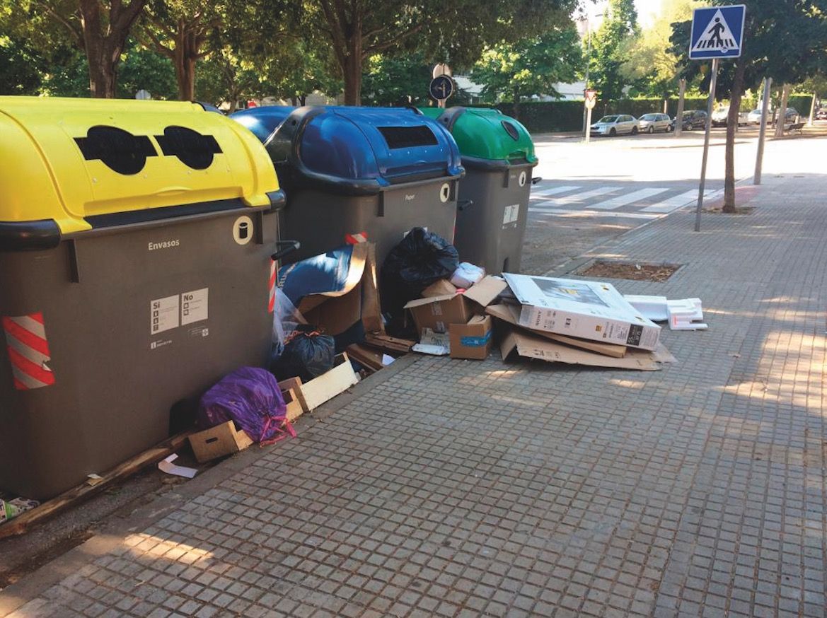 Brossa acumulada als contenidors de la cantonada de Can Picanyol i Sant Rafel. FOTO: José Luis Álvarez