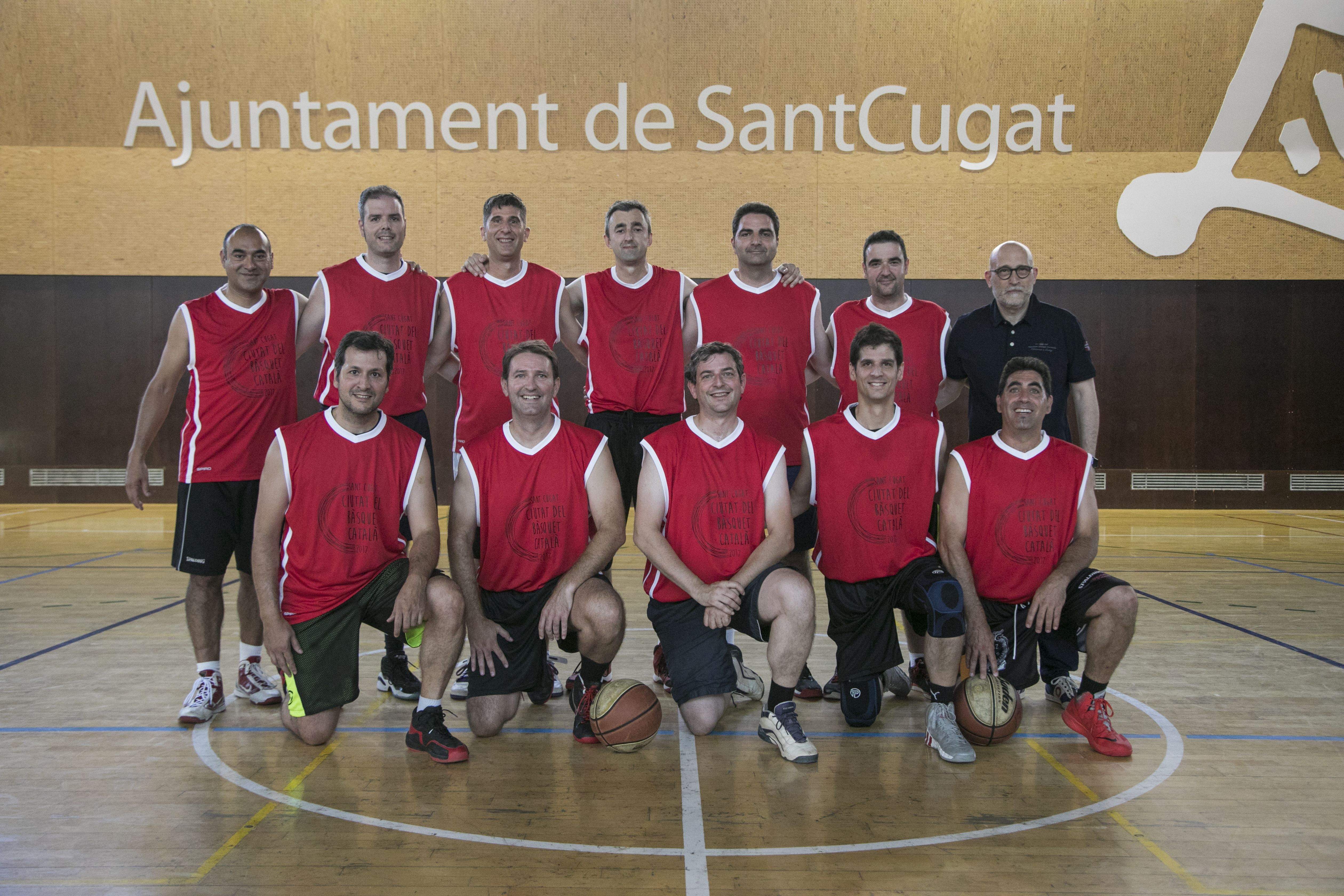 Exjugadors i exentrenadors del Club Bàsquet Sant Cugat en un homenatge al club el juliol del 2017. FOTO: Lali Puig