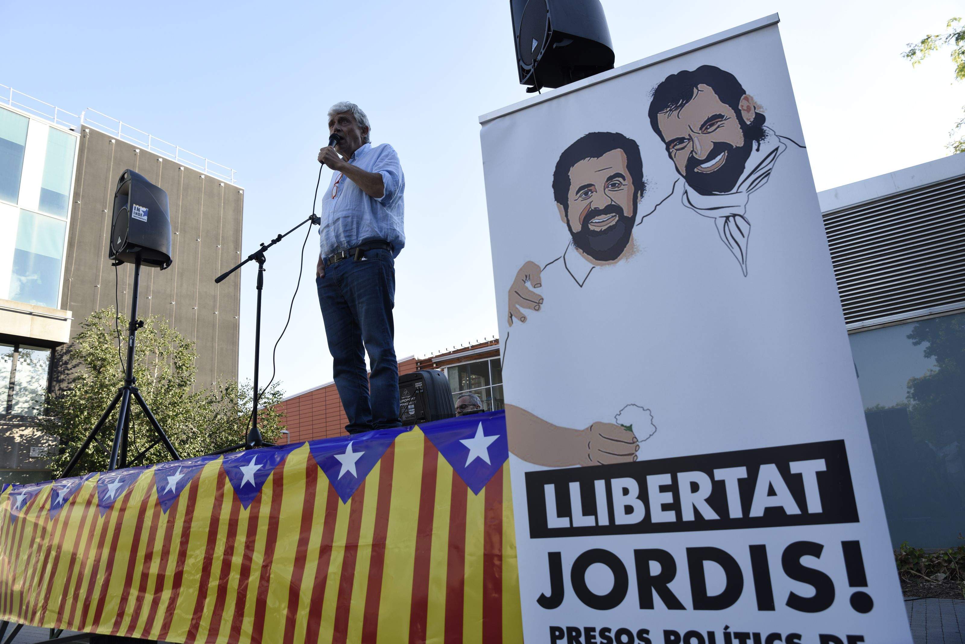 Palet, coordinador de l'ANC Sant Cugat, durant la darrera concentració per reclamar la llibertat dels Jordis a Sant Cugat. FOTO: Bernat Millet