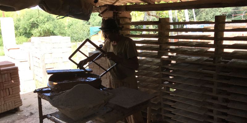 En Máximo fabrica els maons manualment i de manera sostenible FOTO: Lluís Bassa