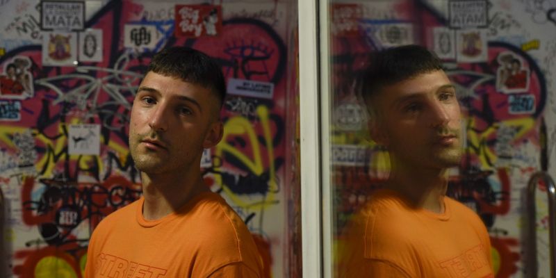 Pere Sala al lloc on va enregistrar el videoclip de 'Més'. FOTO: Bernat Millet