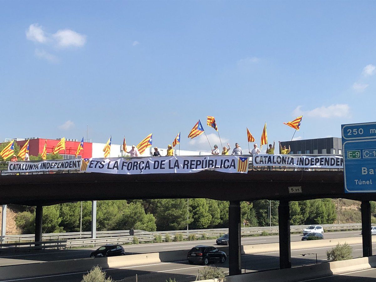 Moment de l'acció d'aquest dissabte, 10 d'agost, al pont de l'AP-7 a Sant Cugat. FOTO: @Llibe