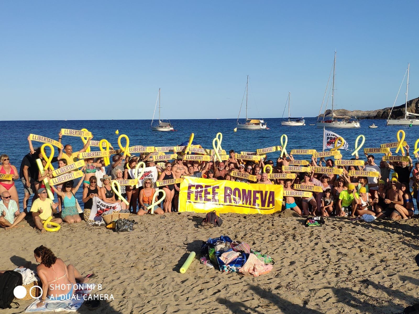 Banyistes s'han concentrat per reclamar la llibertat de Raül Romeva FOTO: Free Romeva