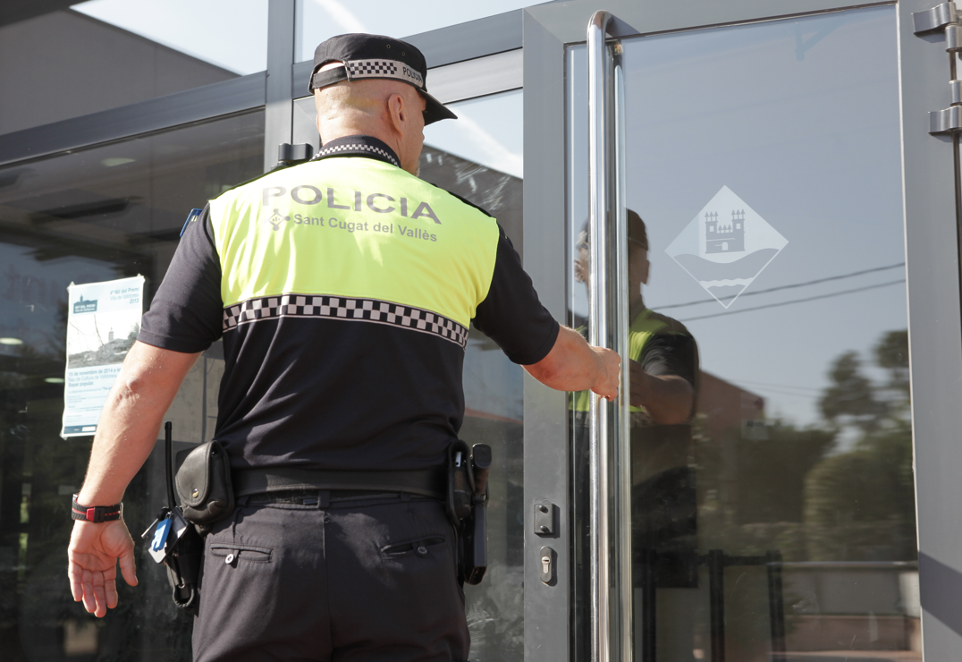 Un policia local a l'EMD de Valldoreix FOTO: Artur Ribera