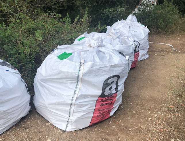 Sacs amb amiant a l'entorn del Pi d'en Xandri FOTO: Junts per Sant Cugat