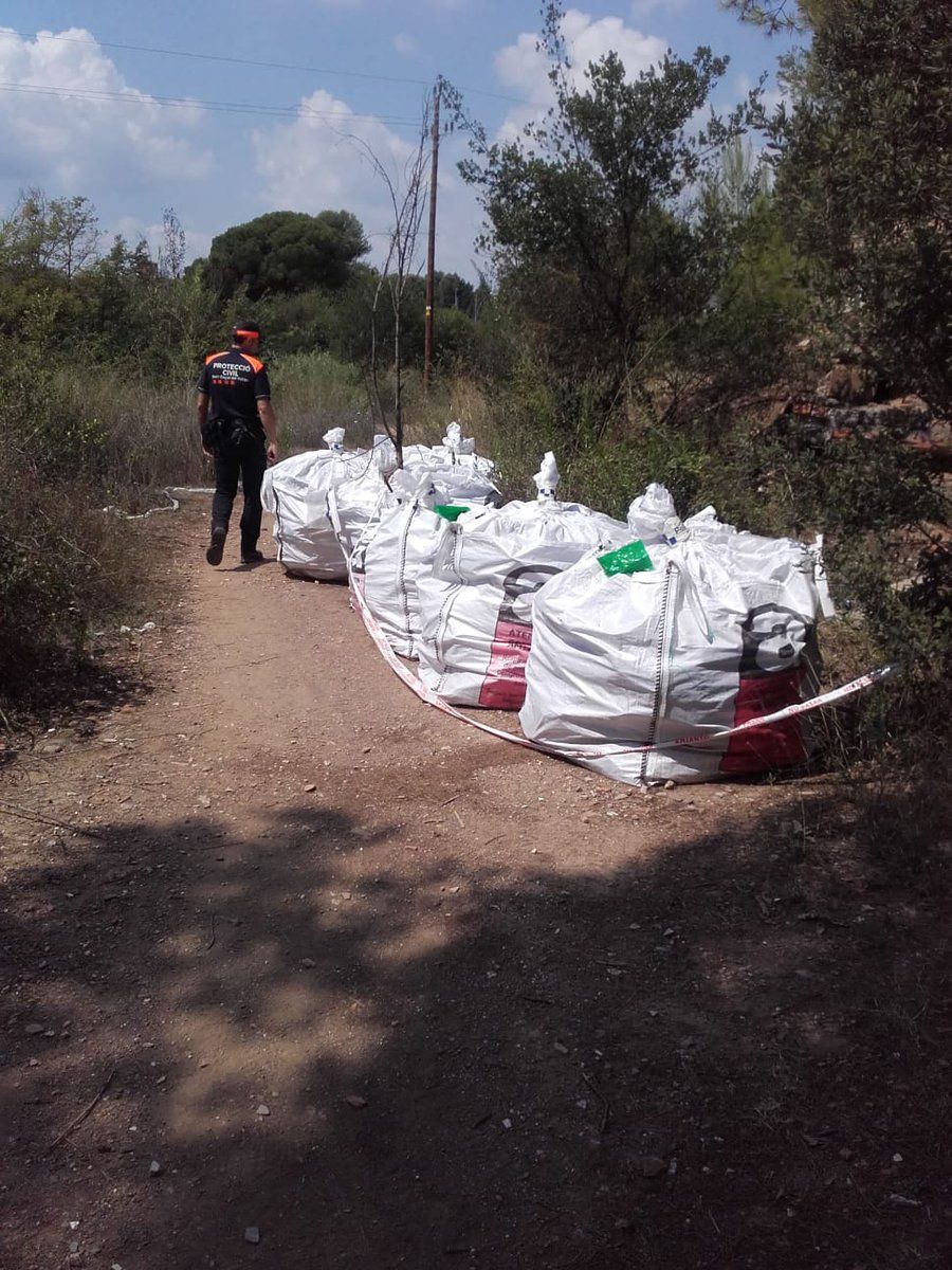 Els sacs amb amiant que ha retirat l'Ajuntament de Sant Cugat FOTO: Ajuntament
