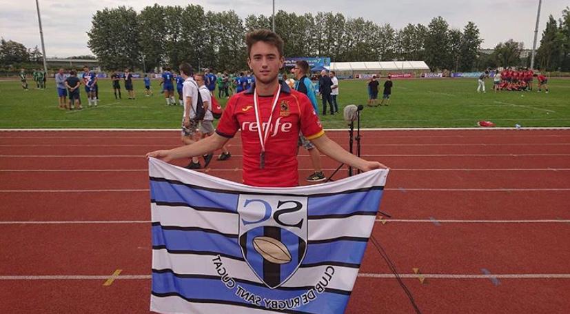 Facu Romano a Polònia amb la bandera del Club de Rugby Sant Cugat. FOTO: Cedida