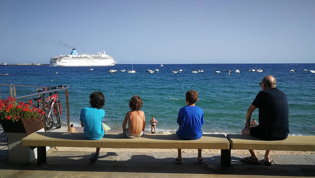 "Si pudiera dibujar el futuro lo dibujaría con más bibliotecas y menos Wikipedia, con más abuelos y menos Redes Sociales" @mayses.bcn