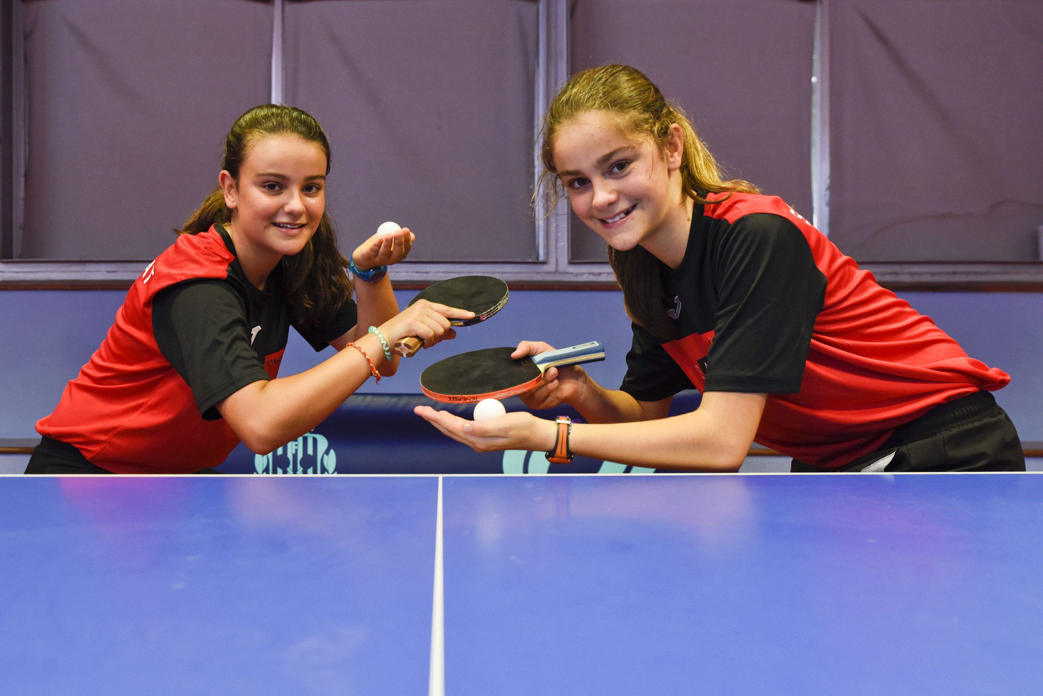 Laia i Mariona Munné, jugadores de tenis de taula de la Unió Esportiva Sant Cugat. FOTO: Bernat Millet