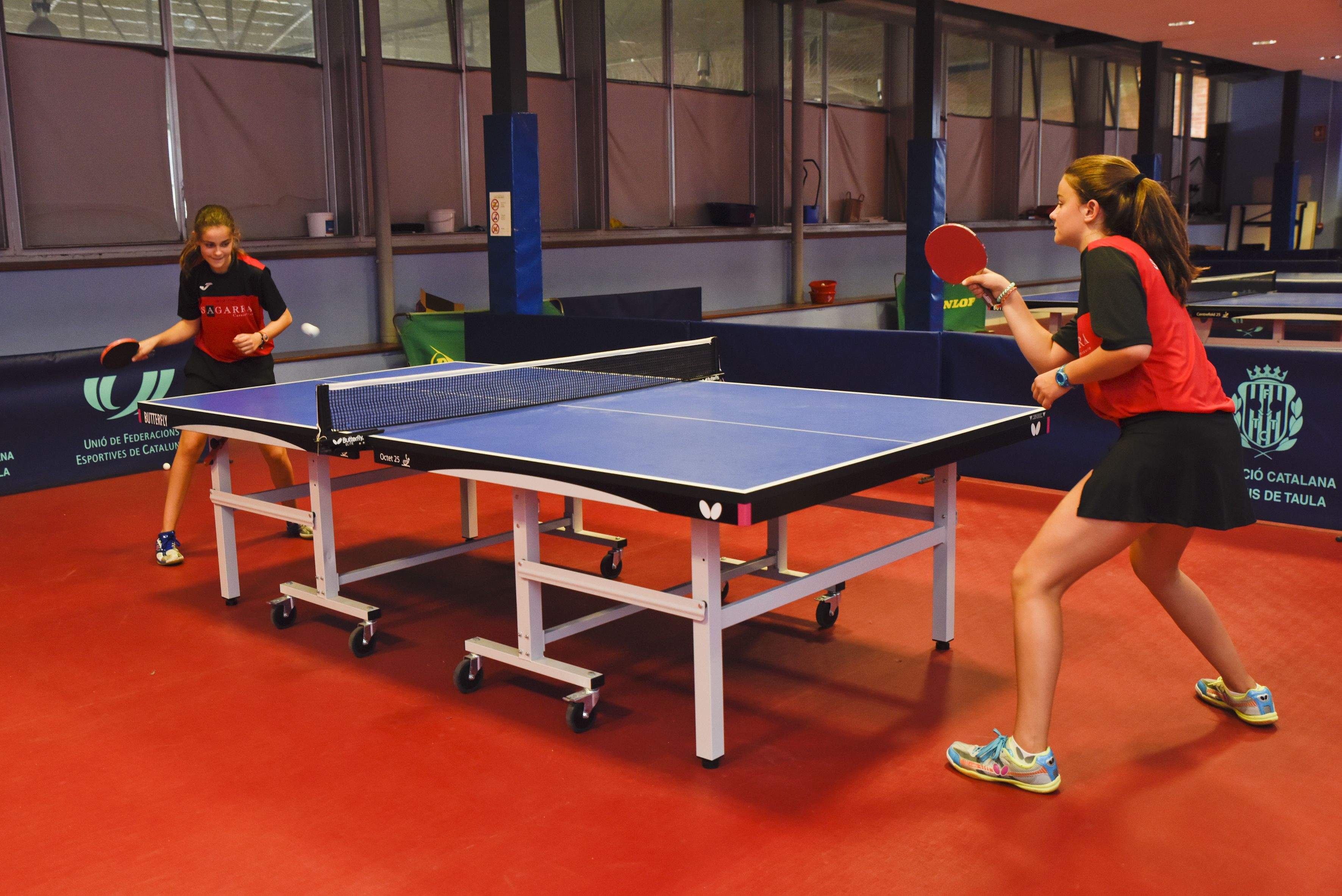 Laia i Mariona Munné, a la secció de tenis de taula de la Unió Esportiva Sant Cugat. FOTO: Bernat Millet