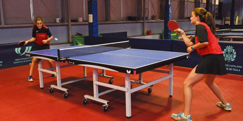 Laia i Mariona Munné, a la secció de tenis de taula de la Unió Esportiva Sant Cugat. FOTO: Bernat Millet