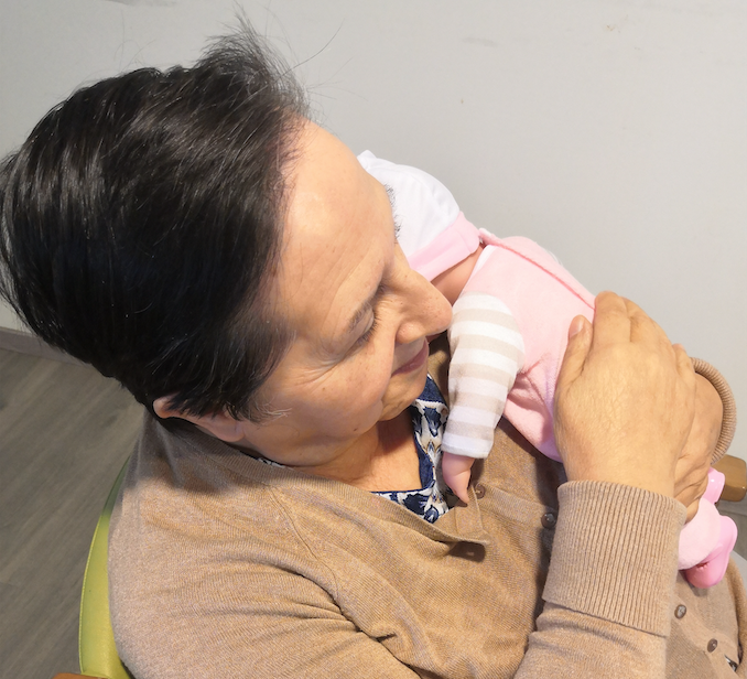 Una sessió de la teràpia amb nines a Cugat Natura FOTO: Cedida