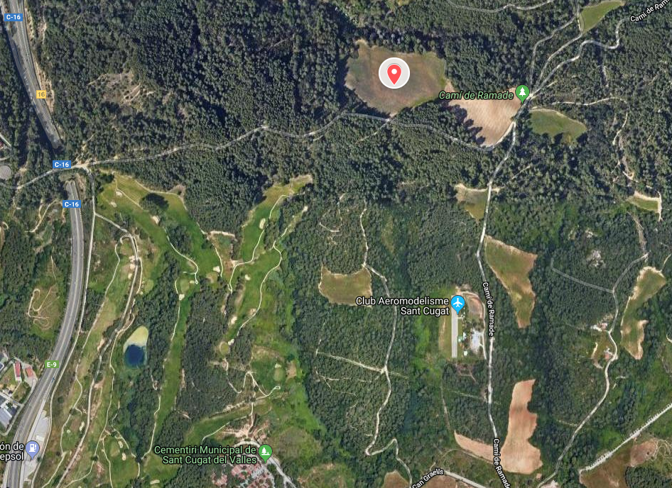 La festa era entre el golf Sant Joan i Can Barata, on està el marcador vermell FOTO: Google Maps