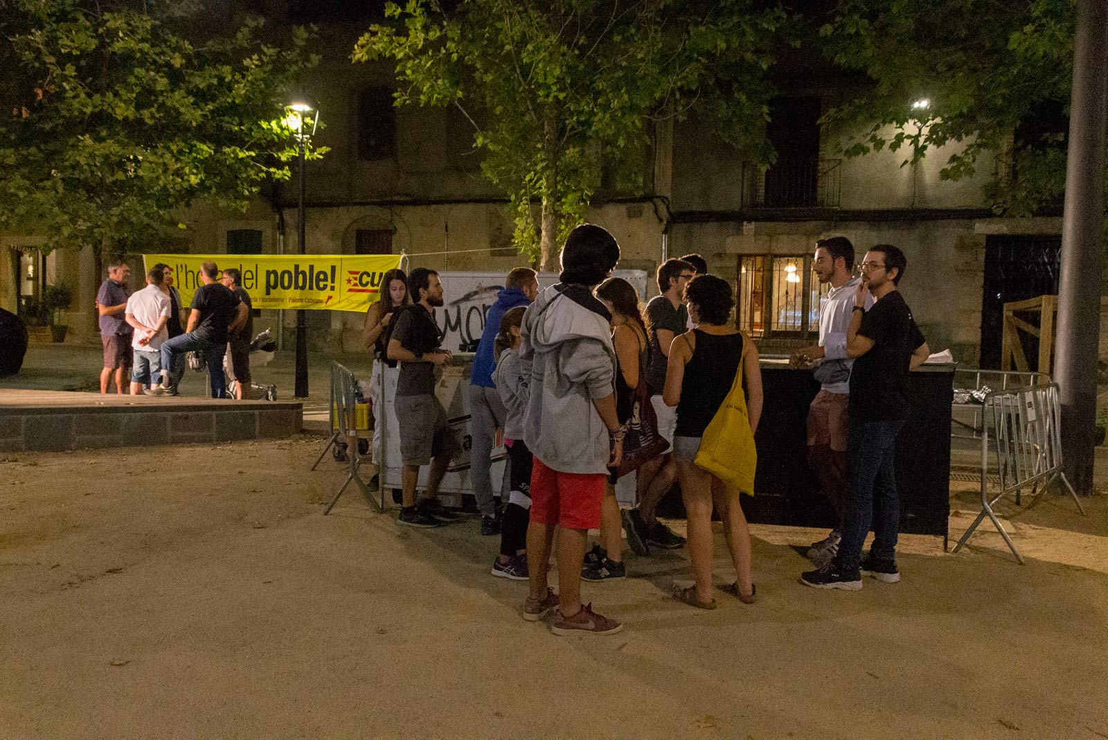 Sopar i barra amb el suport del grup d'encausades del 21F a les vies, Arran i la CUP. FOTO: Paula Galván