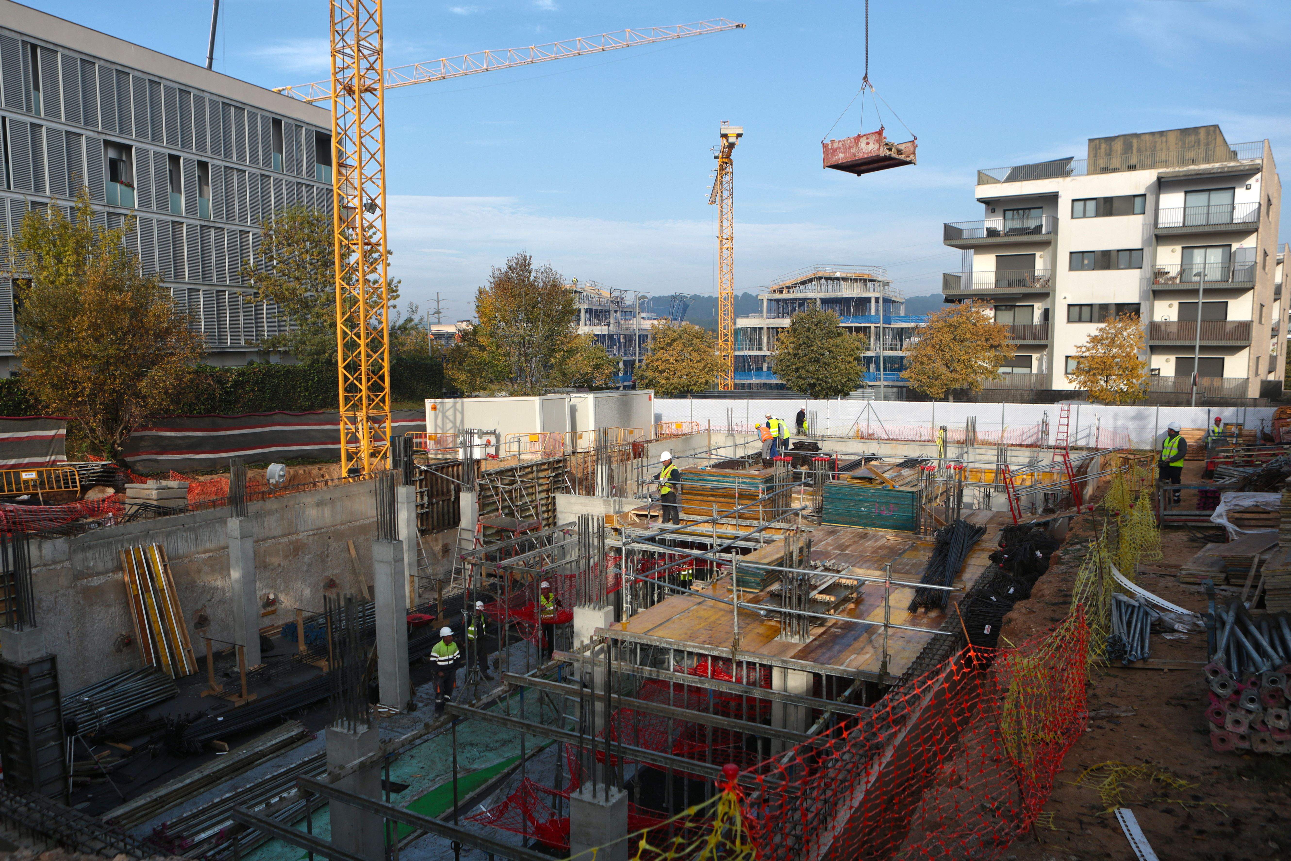 Construcció d'un bloc d'habitatges a Sant Cugat. FOTO: Bernat Millet