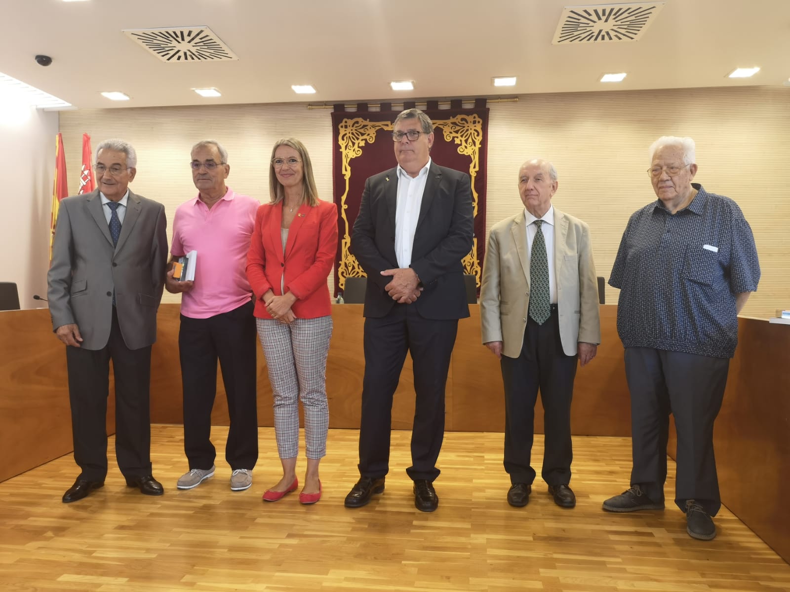 El president de l'associació a l'esquerra; l'alcaldessa, Mireia Ingla, i el president de l'EMD, Josep Puig, al centre, i tres expresidents de l'associació. FOTO: Paula Galván
