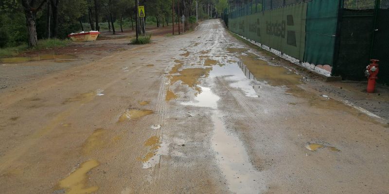 Així va quedar el camí de Crist Treballador, que va a l'Avenç, després d'unes pluges FOTO: Cedida / Marc Petit