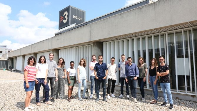 L'equip de 'Planta Baixa', amb Ricard Ustrell al centre, a TV3. FOTO: Cedida