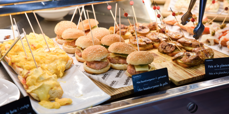 Al Telefèric podràs demanar hamburgueses, ous remenats... FOTO: Bernat Miller