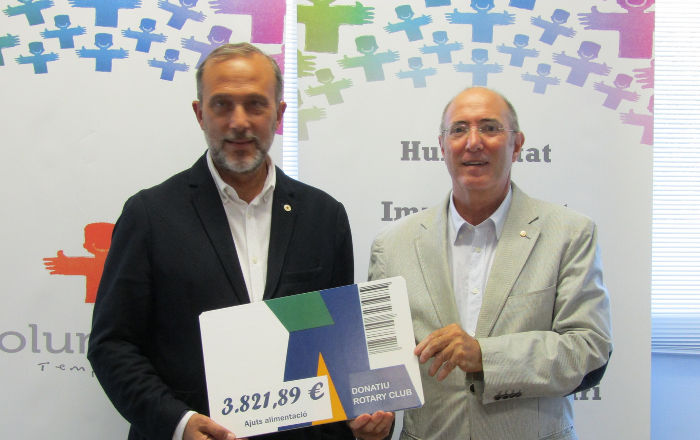 Lluís Carreras, de Creu Roja, a l'esquerra, i Carlos Gonzalvo, de Rotary, a la dreta. FOTO: Cedida